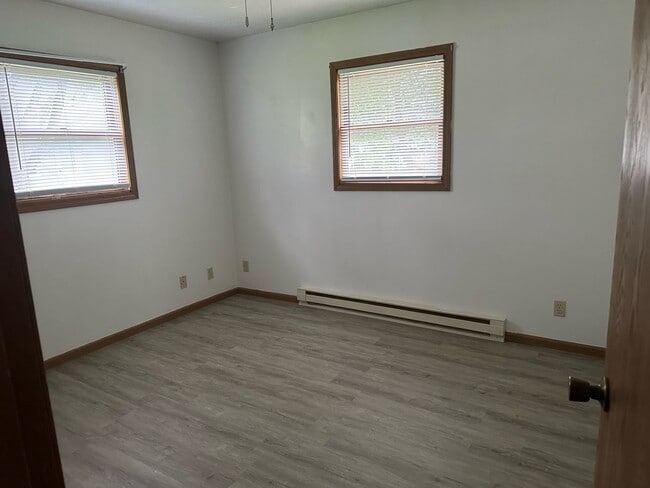 Building Photo - 2 Bedroom W/ Garage