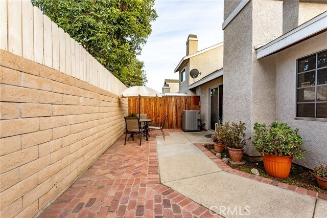 Foto del edificio - 1653 Toyon Pl