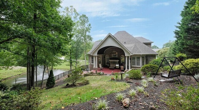 Foto del edificio - Luxury Waterfront Rental in Gated Montebello Community