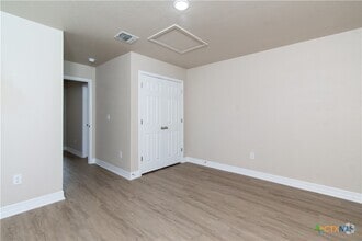 Building Photo - 806 Meadow Cir