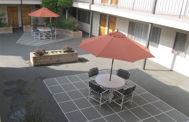 Foto del edificio - 250 N Oak Knoll Ave