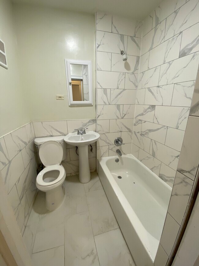 Foto del edificio - 1658 Nostrand Ave