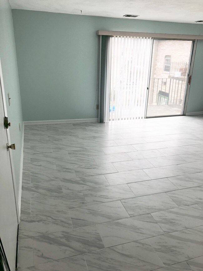 Sala de estar vista desde la puerta de entrada - 107 Oak Ln