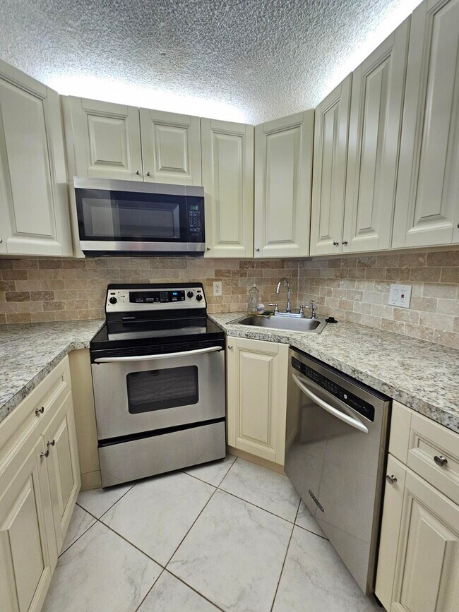 Foto del edificio - 724 Sunny Pine Way