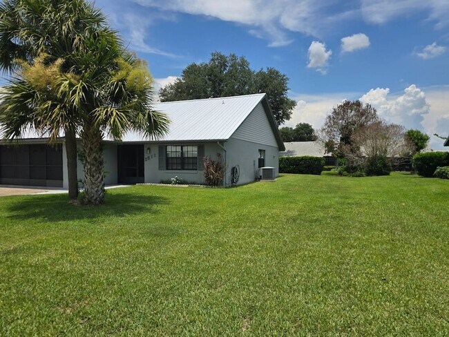 Building Photo - 2511 N Orangewood St