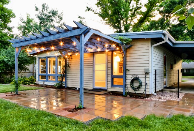 Foto del edificio - 821 Juniper Ln
