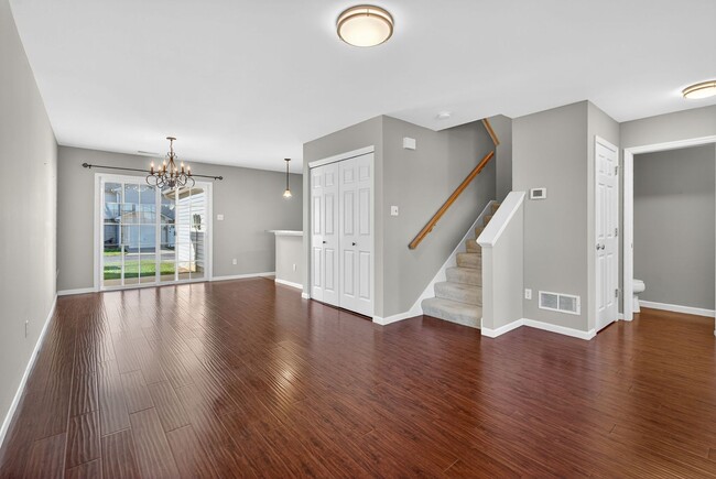Foto del edificio - Spacious 3BR Townhome Across From Neighbor...