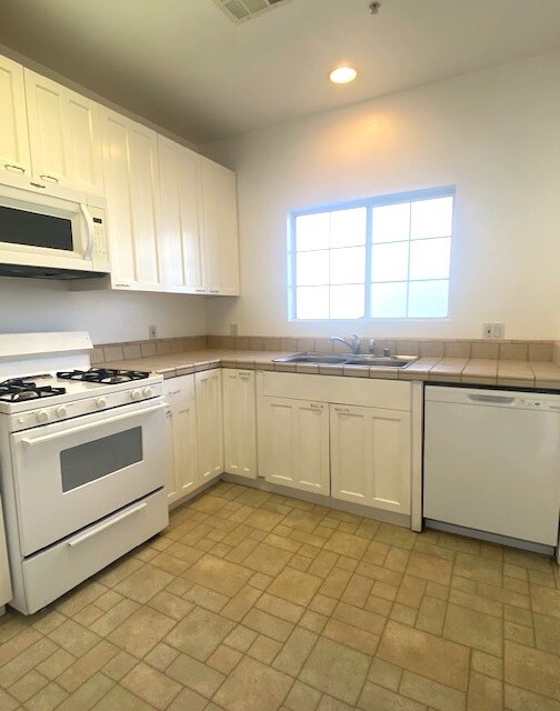 Large Kitchen - 5248 Satsuma Ave