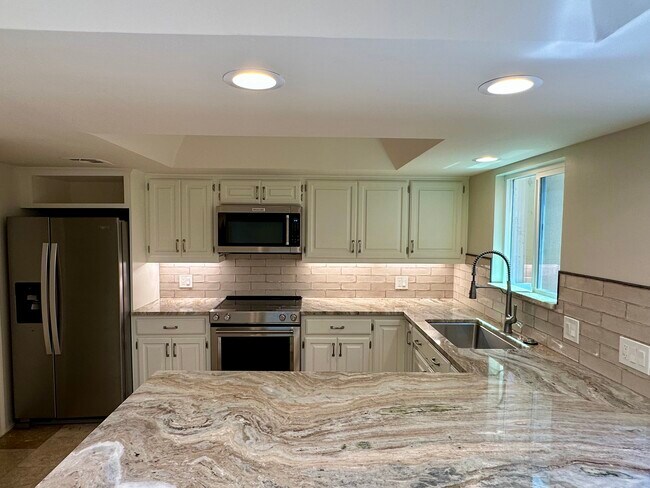 Building Photo - 7915 E Vista Dr