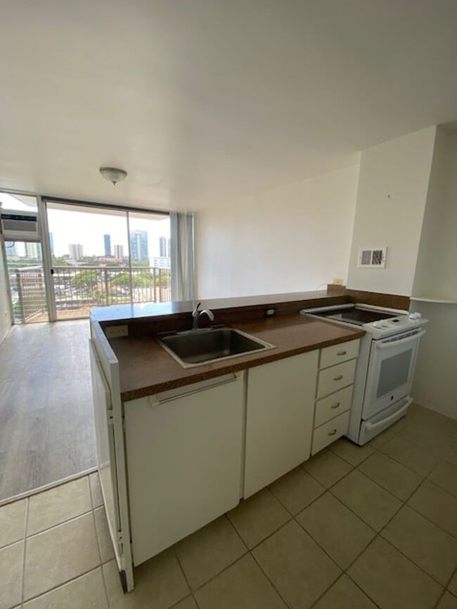 Building Photo - Two Bedroom, 1 Bath w/ parking Utilities included