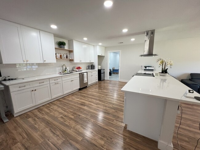 Foto del edificio - 1702 Bristol Ct N