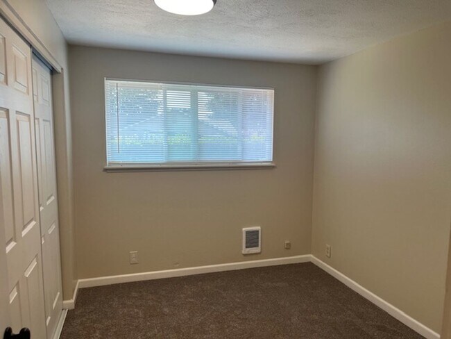 Building Photo - Davisson Tri-Plex