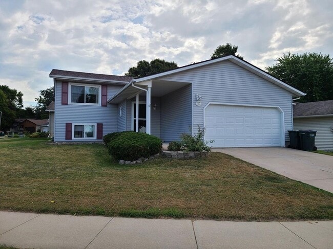 Building Photo - 1852 Evergreen Dr NW