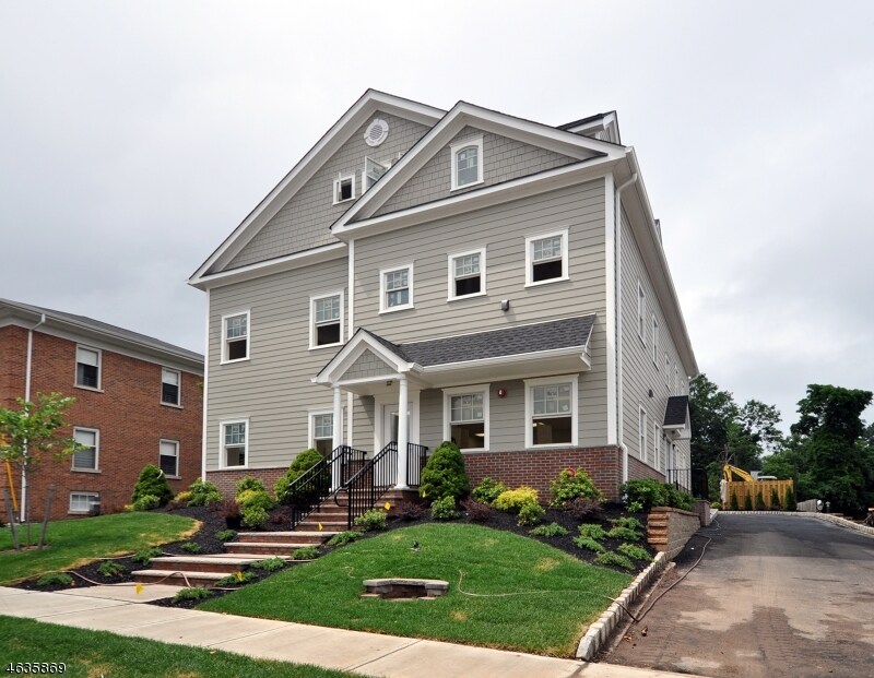 Foto principal - 802 S Ave W