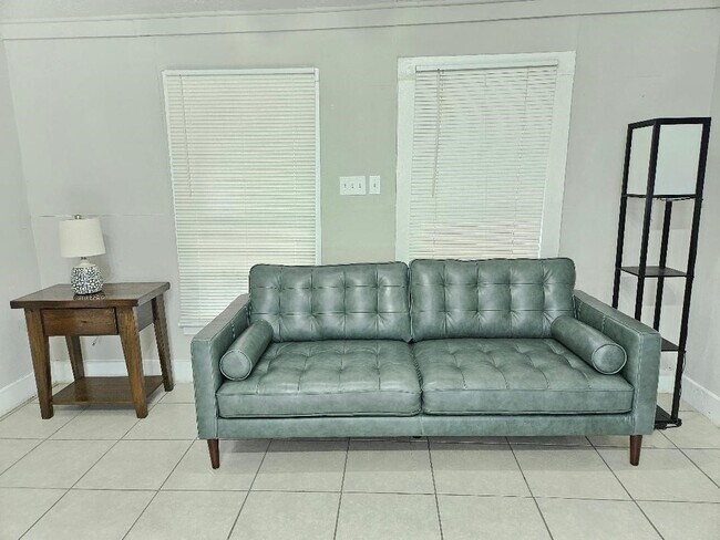 Foto del edificio - 2021 W Main St