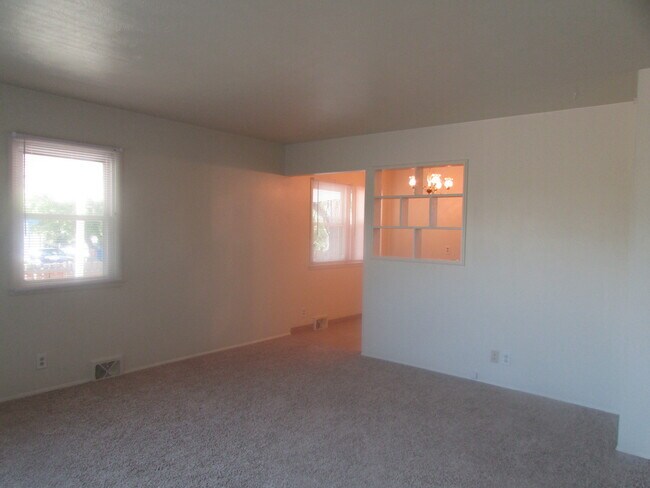 Foto del edificio - 3 BEDROOM | 1 BATH | CARPORT | SOUTH