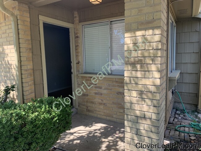 Building Photo - Available Now! 2 Bed / 1.5 Bath Single Story