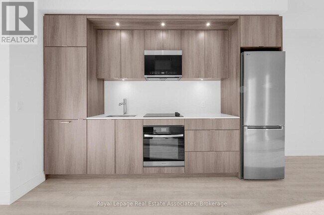 Photo du bâtiment - 60 Central Park Roadway