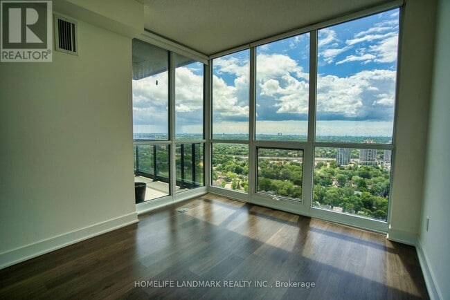 Photo du bâtiment - 88 Sheppard Ave E