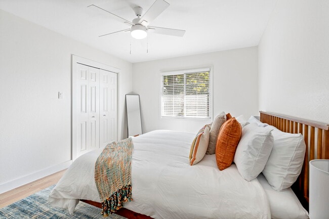 Foto del edificio - 6501 Ravendale Ln