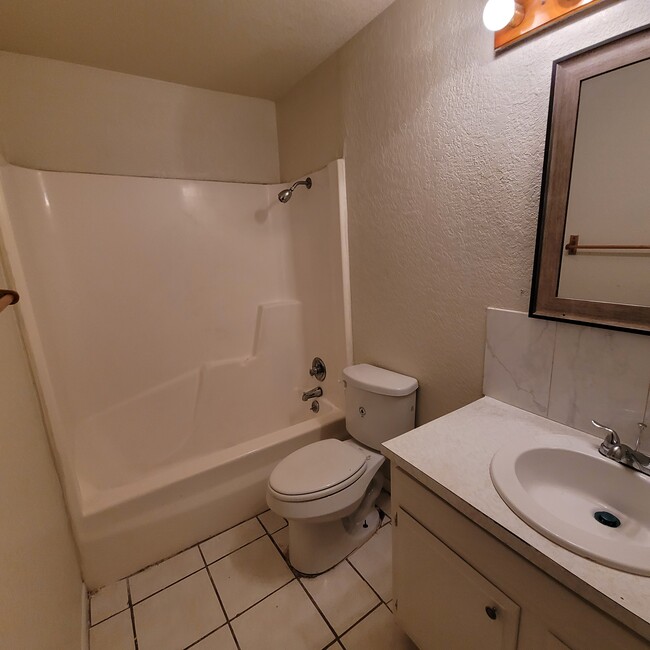 Baño 1Bdrm - West Oak Apartments