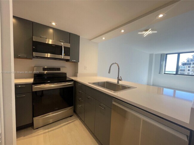 Building Photo - 540 Brickell Key Dr