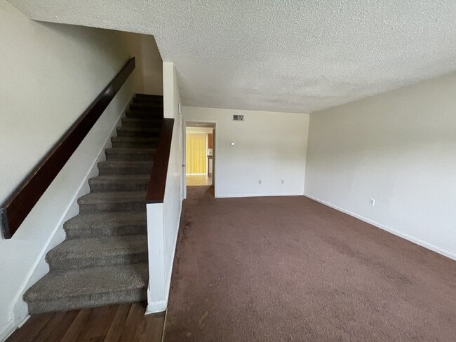 Building Photo - Townhouse For Rent