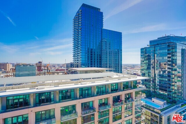 Building Photo - 1100 S Hope St