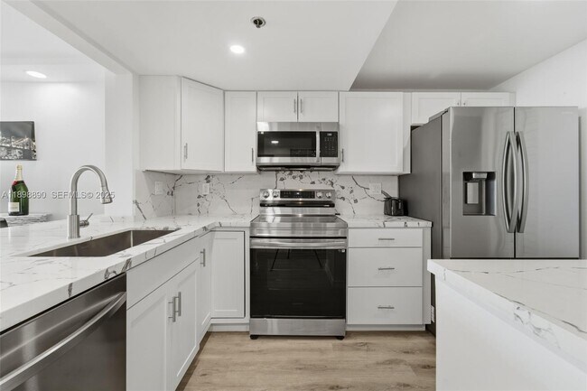 Foto del edificio - 1717 N Bayshore Dr