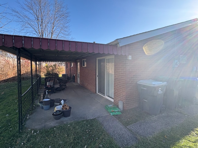 Foto del edificio - 214 Sandalwood Dr