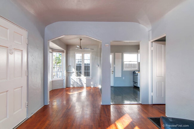 Building Photo - Cozy 1 Bedroom Bungalow with Reserved Park...