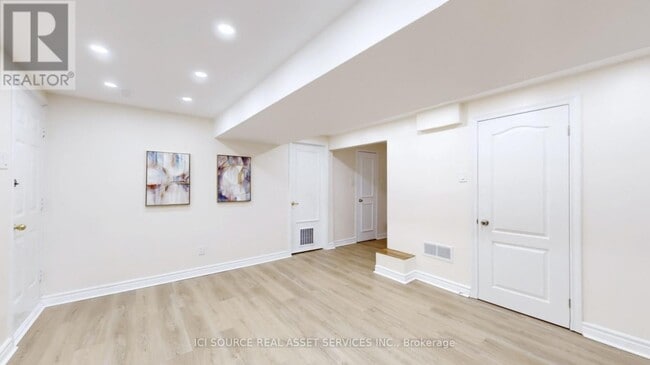 Building Photo - 6 Queenscourt Dr