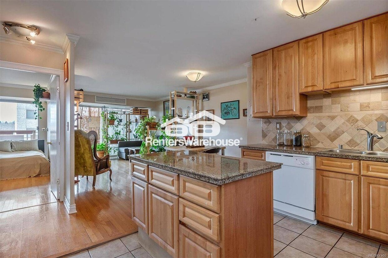 Primary Photo - 1121 Albion St