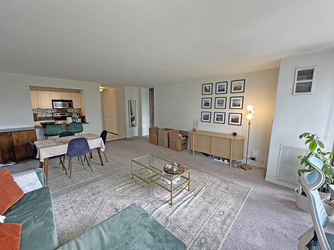 Foto del edificio - 2650 N Lakeview Ave