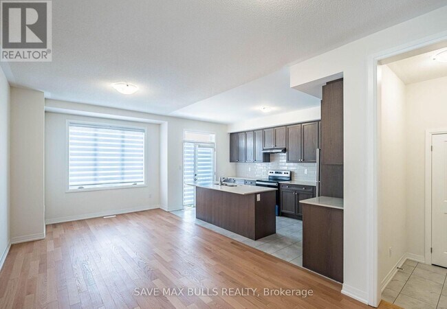 Photo du bâtiment - 2921 Nakina St