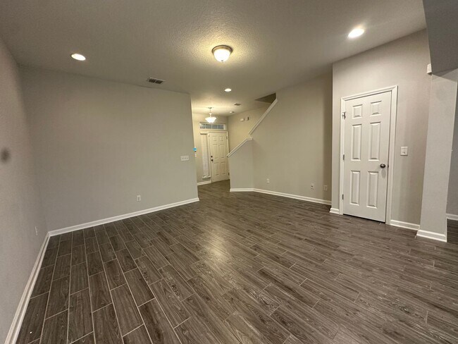 Foto del edificio - LIKE NEW OAKLEAF TOWNHOME!