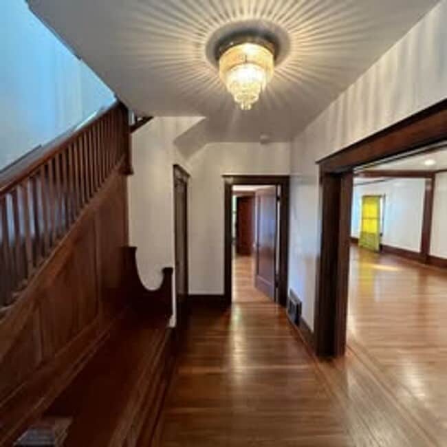 Building Photo - 3 Bed | 2 Bath | McKinley Park Area — $3,375/Month