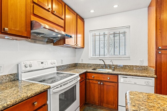 Building Photo - Lake Merritt Living: 1 Bed Condo with Pool...