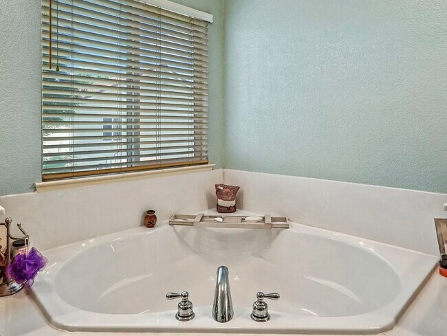 Building Photo - 6282 Crestview Cir