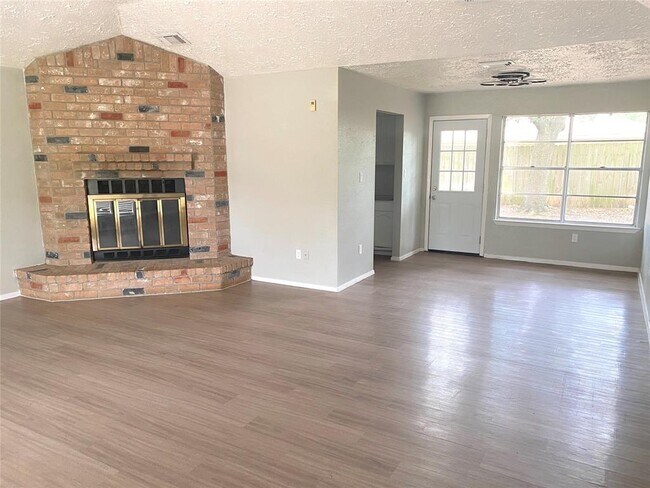 Building Photo - 16222 Summer Dew Ln