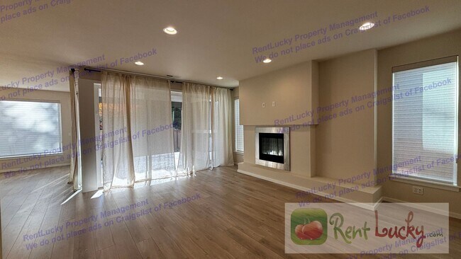 Foto del edificio - STUNNING 4-Bedroom Lake Tapps Home w/2-Car Garage and A/C!!