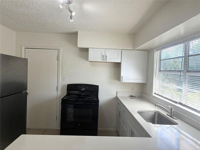 Building Photo - 3605 E 28th Ave