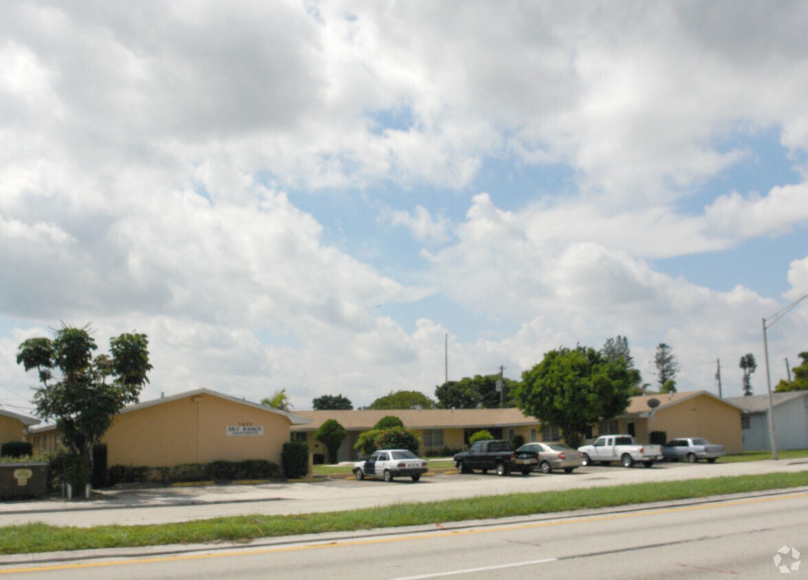 Foto del edificio - 7650 Pembroke Rd