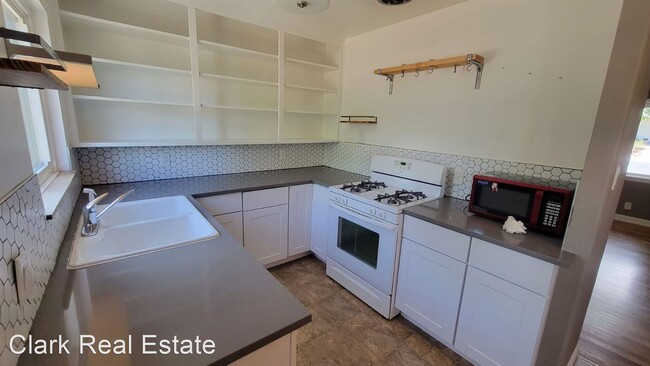Building Photo - 3 br, 1 bath House - 810 Reeves Ave