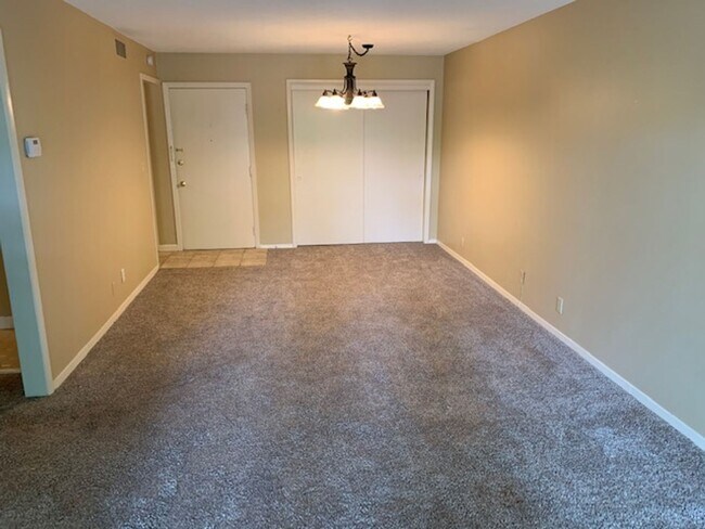 Foto del edificio - 1855 Poplar Woods Cir W
