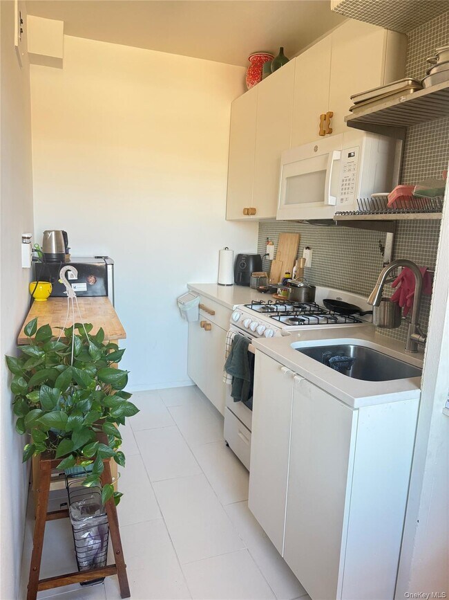Foto del edificio - 64-34 102nd St
