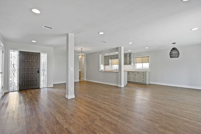 Building Photo - Lovely La Mirada Home