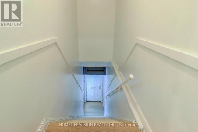 Building Photo - 2877 St Clair Ave E