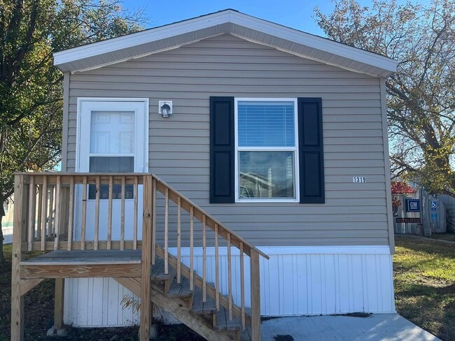 Building Photo - 1319 W Plum St