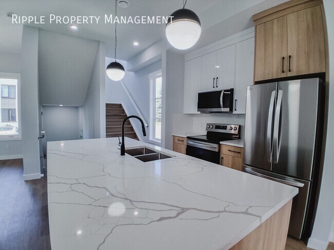 Photo du bâtiment - BRAND NEW 3-BEDROOM UPPER CORNER UNIT | CENTRAL AC | OUTDOOR DECK